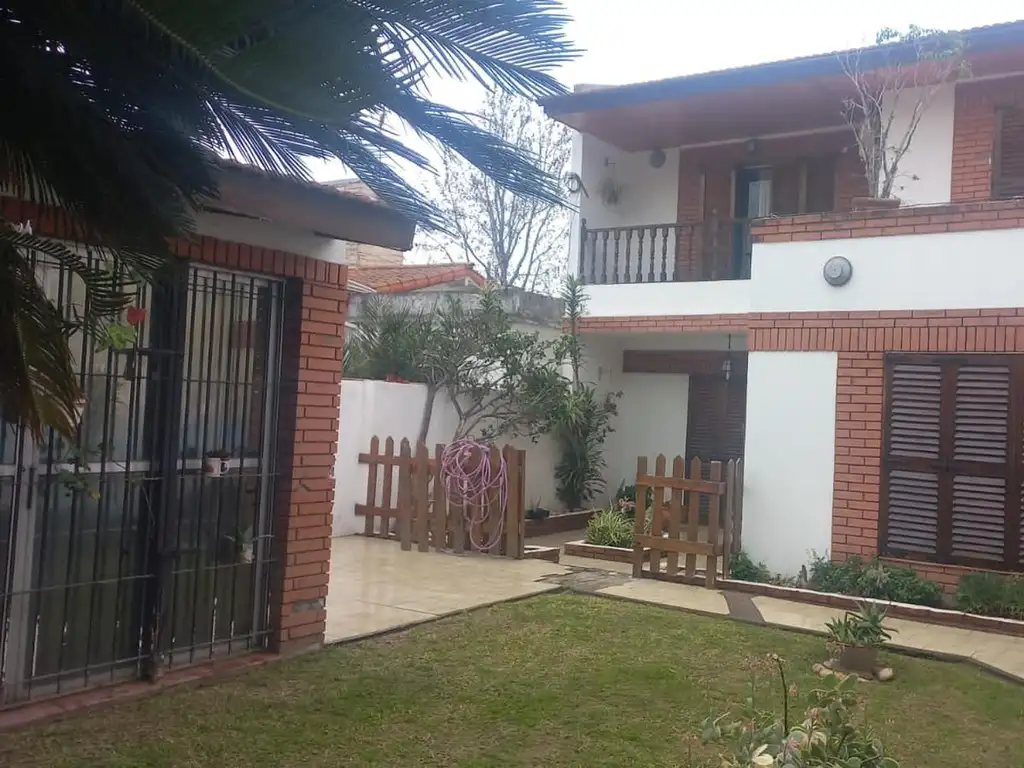 CHALET DE 5 AMB - QUINCHO PATIO- GARAGE