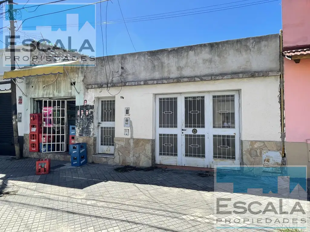 CASA DE DOS DORM CON PATIO Y COCHERA EN VENTA