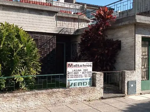 Casa en excelente ubicación, se escuchan propuestas.