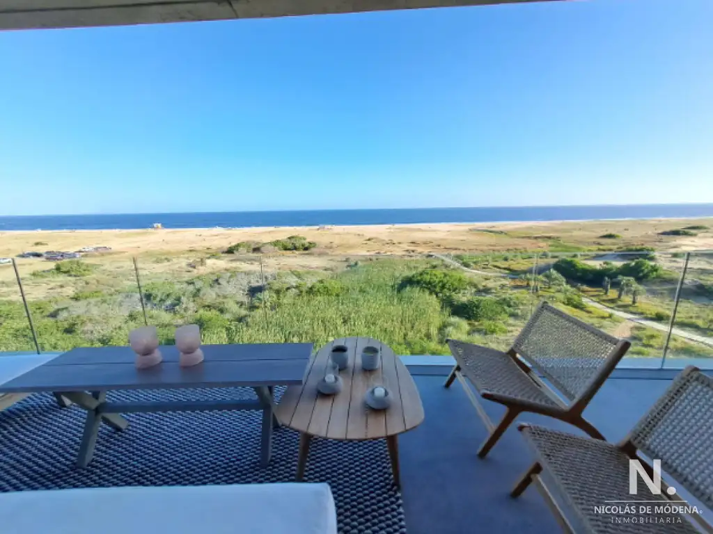 Vende apartamento con vista al mar, de 3 dormitorios en Punta del Este.