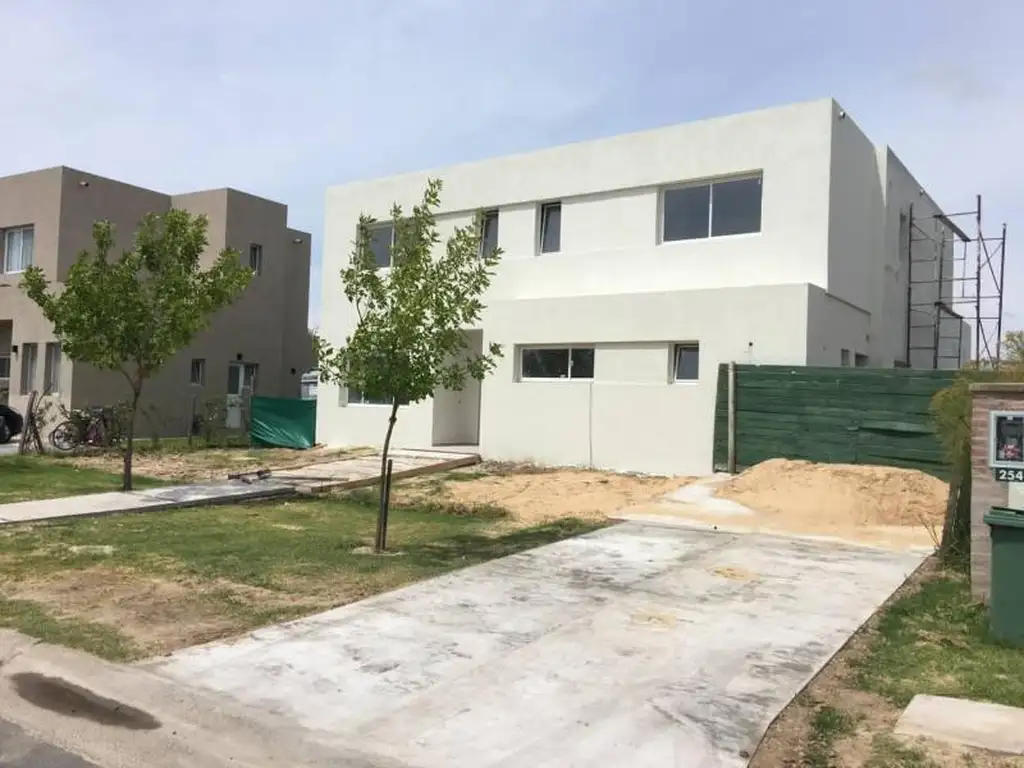 CASA MODERNA A ESTRENAR EN VENTA EN SAN RAFAEL