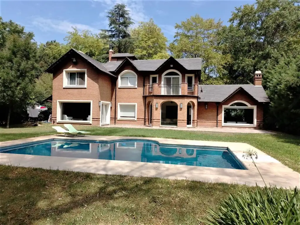 Venta Casa 22 años 3 dormitorios, 291m2, con balcón, Irusta 3200, Villa