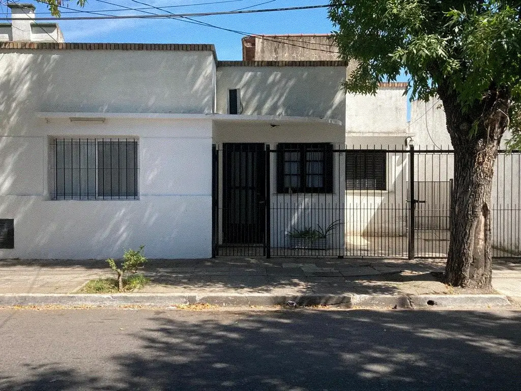 Casa Apta uso Profesional y departamento con 2 habitaciones cocina comedor y baño y galeria