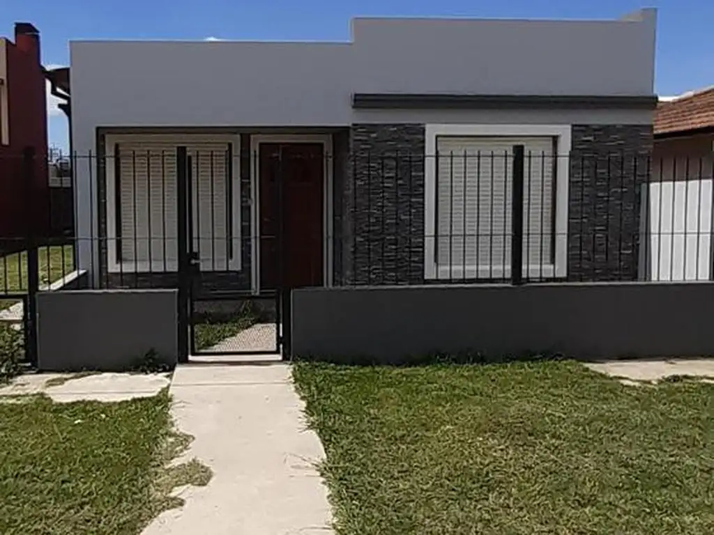 Casa en venta - 2 Dormitorios 1 Baño 1 cochera - 90 mts2 - Balcarce