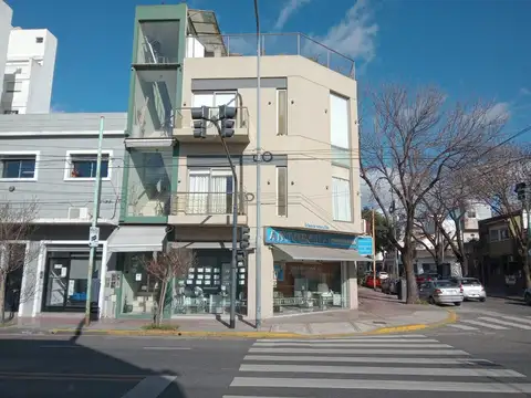 Edificio en PH  c/Local en esquina y 2 Dtos 2amb con terraza