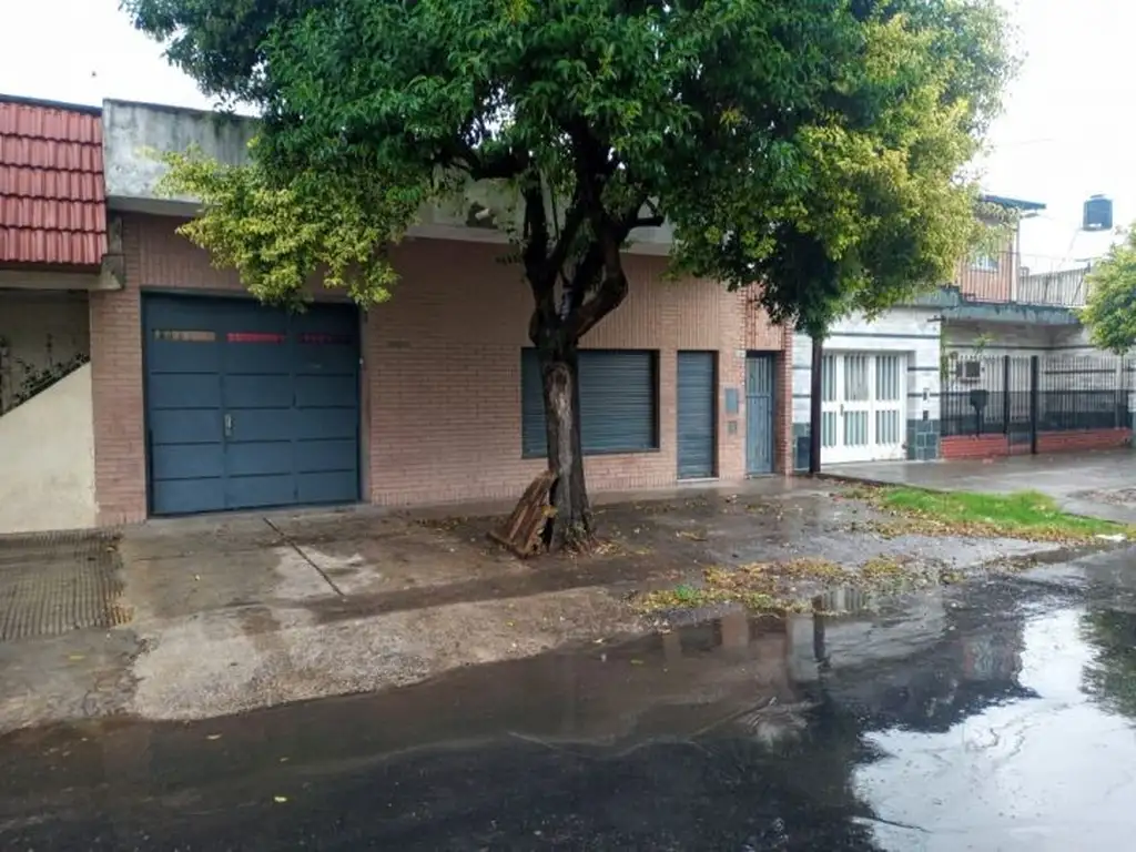 Pte. Quintana 3163. Amplio Salón comercial con oficinas y vivienda.