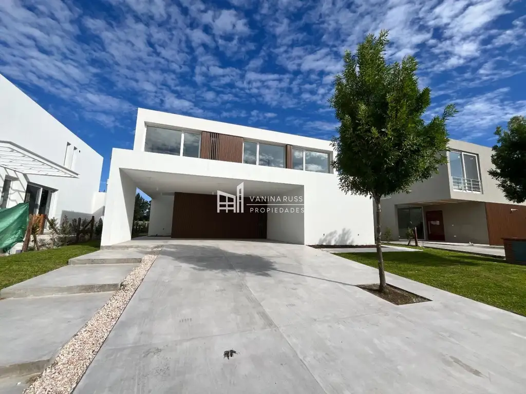 Casa en venta de 4 dormitorios en Nordelta Carpinchos