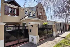 Casa en venta - 2 dormitorios 2 baños - Cochera - 165mts2 - City Bell, La Plata