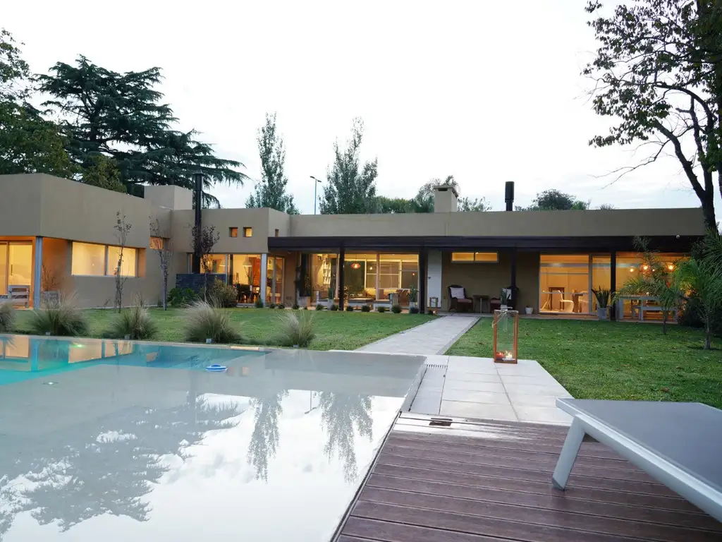 Casa Dos Dormitorios con Piscina y Quincho