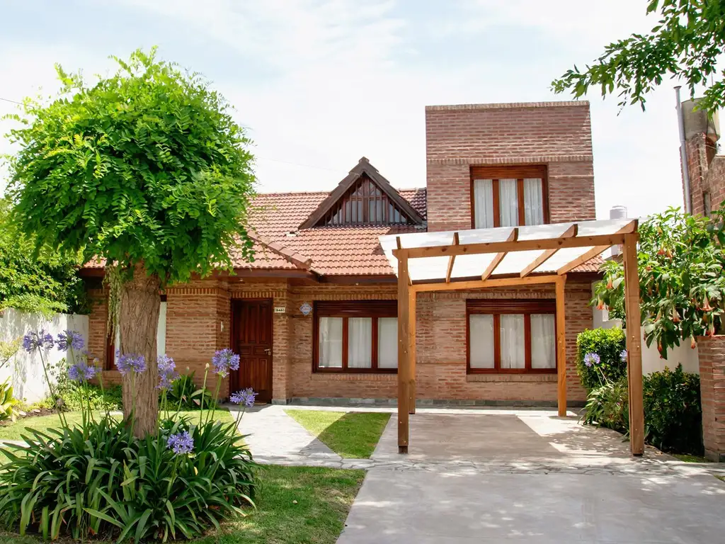 Venta Casa 4 amb,Los Pinares, con patio y quincho