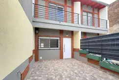 Duplex de 3 ambientes con patio y cochera
