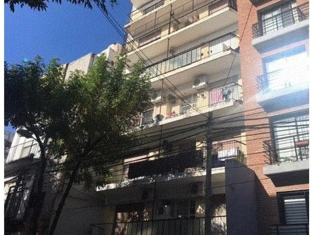 DEPARTAMENTO 3 AMB. AL FRENTE con BALCÓN Y COCHERA