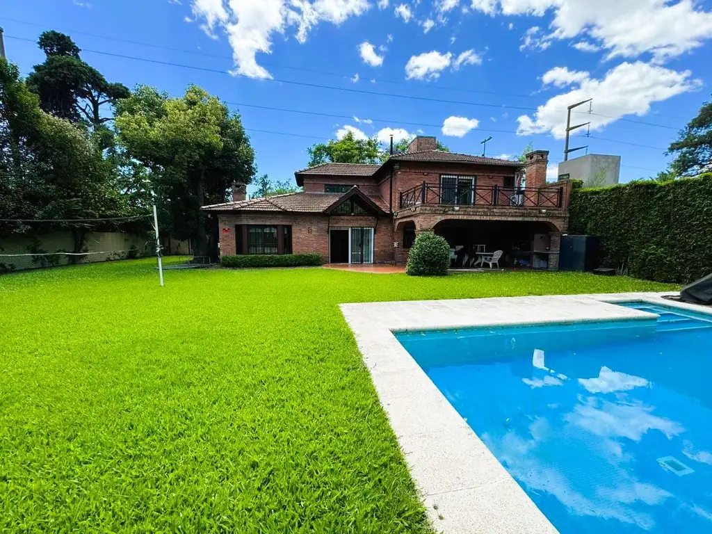 Casa en Venta en Villa Udaondo  3 dormitorios garage para dos autos Con Pileta, Parrilla y Amplio Ja