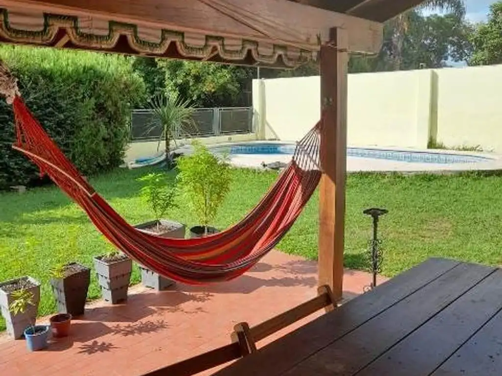 Chalet en venta de 3 ambientes con pileta, De Vicenzo Chico