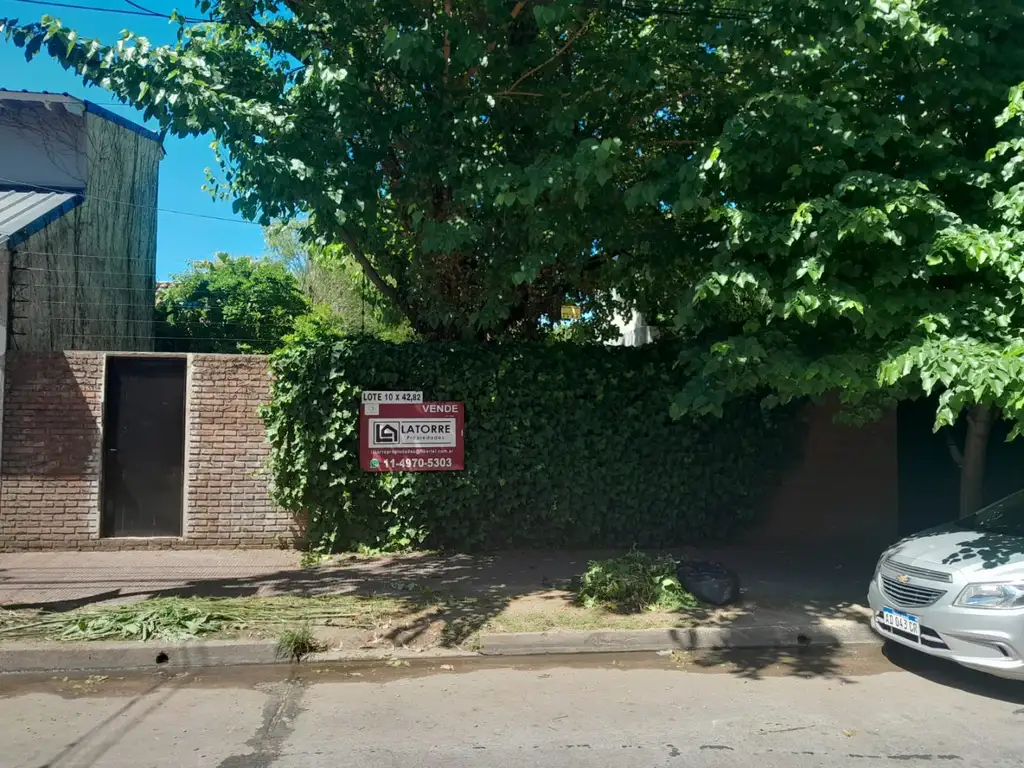 Lote en venta, con 10 mts de frente, entre Vias y Libertador orientado al noreste