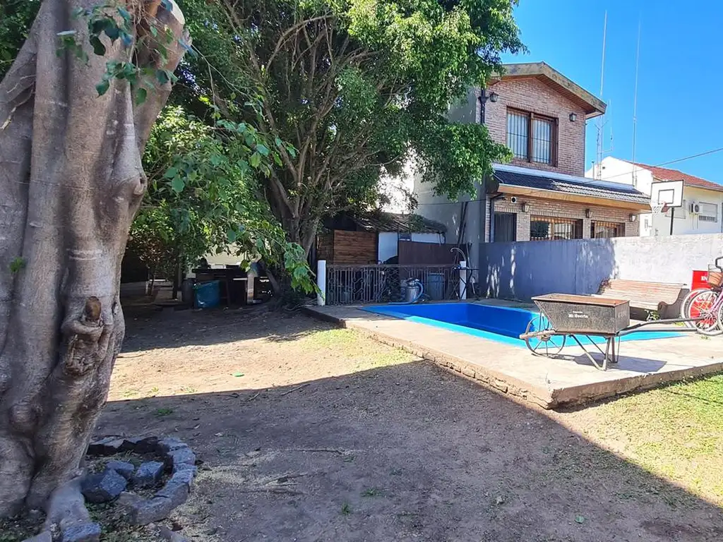 Casa sobre lote de 10x40 con gran jardín con piscina - En venta