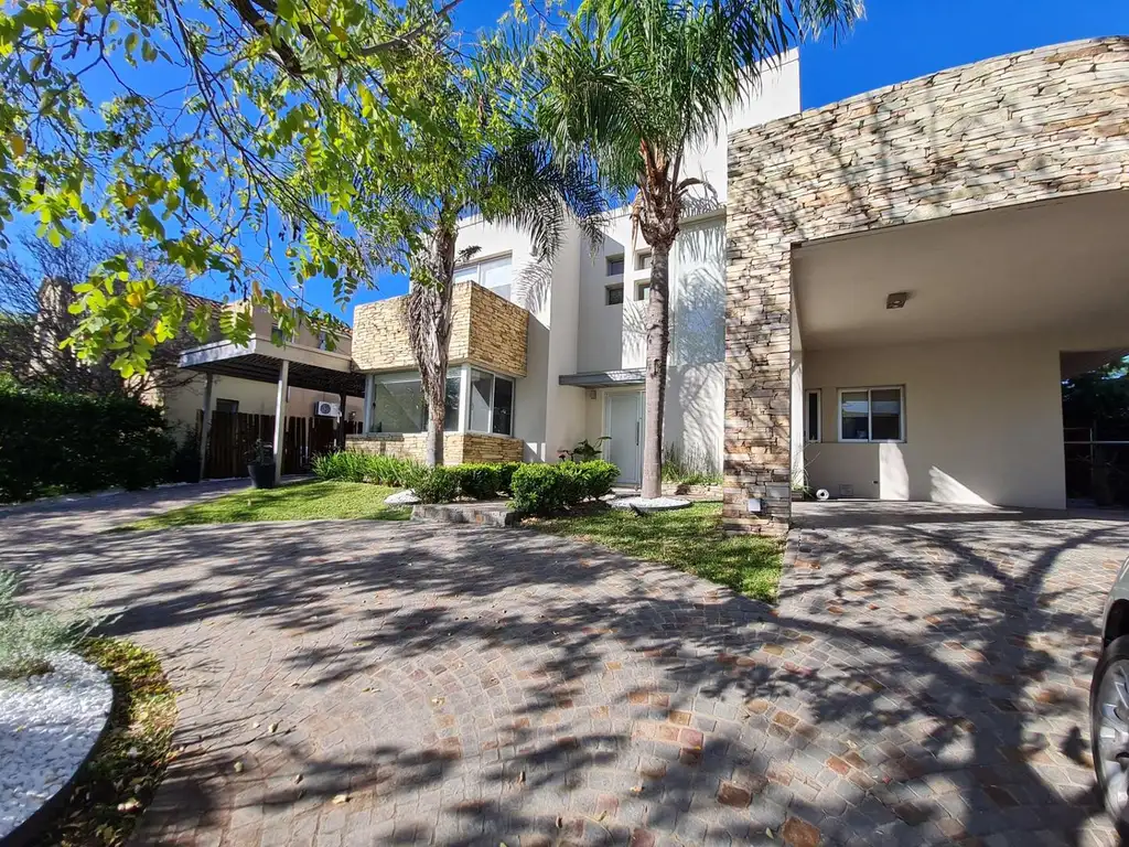 Casa en Santa Catalina Villanueva toma lote al agua