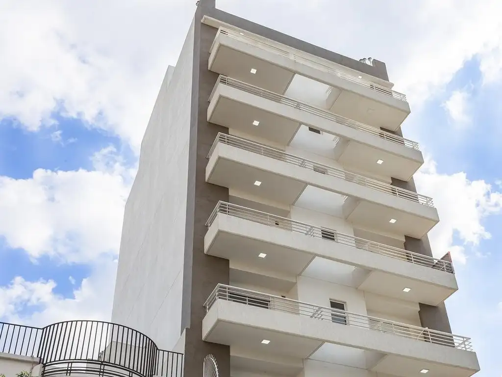 SEMIPISO DE 3 AMB.  3º  Y 6º PISO AL FRENTE CON VISTA ABIERTA A ESTRENAR EXCELENTE ZONA