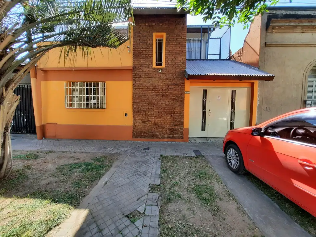 Casa dos dormitorios Zona sur de Rosario con quincho. más Prefabricada en planta alta.