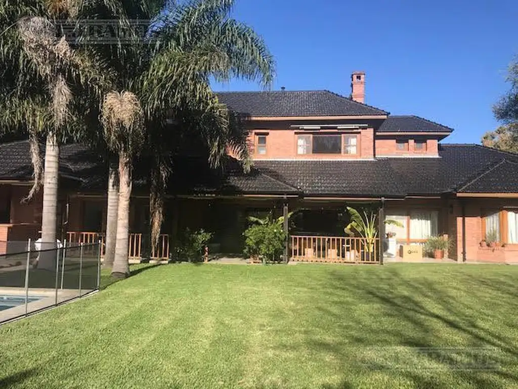 Casa con pileta en River Oaks