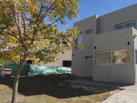Casa en Venta - 3 dormitorios - USD 220.000