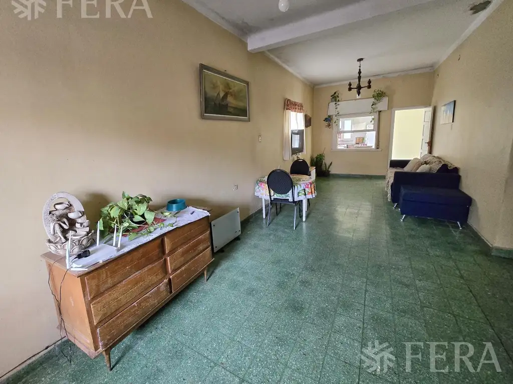 Venta de Casa 3 ambientes a reciclar con patio en Villa Dominico