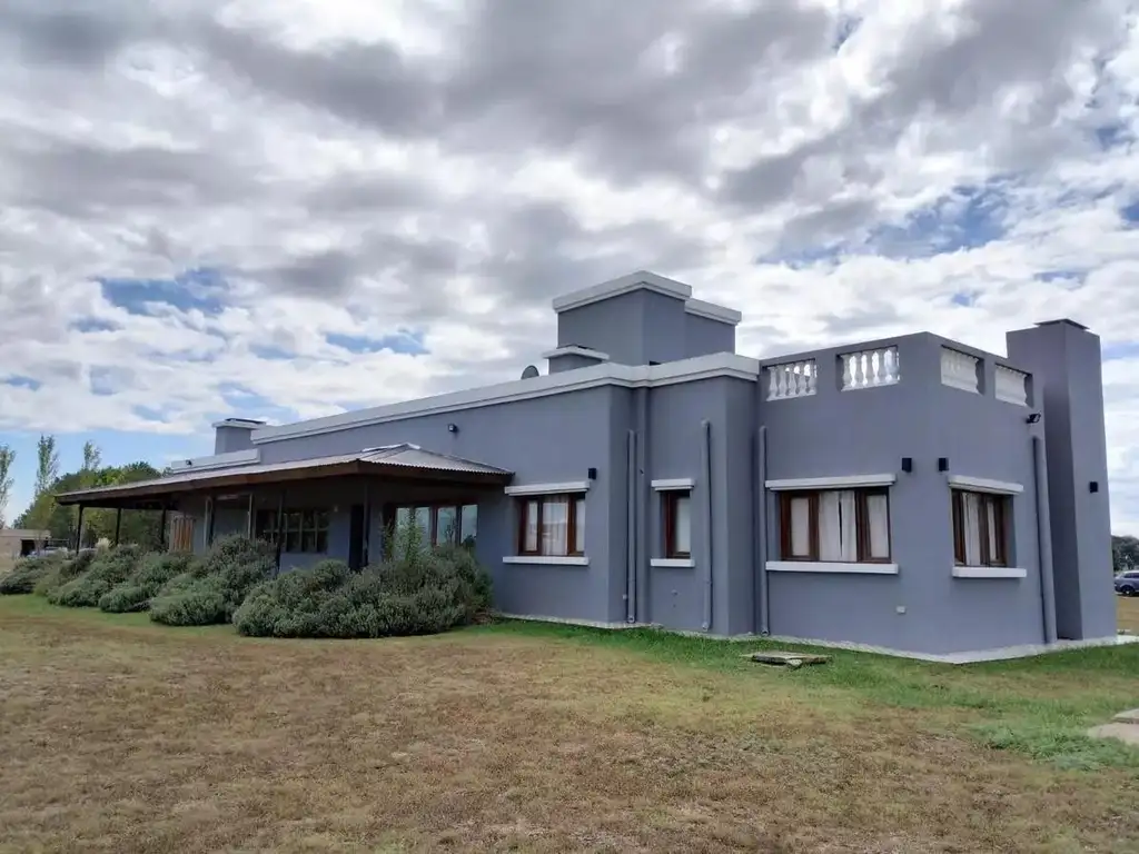 Casa en venta - 3 Dormitorios 3 Baños - Cocheras - 10.071Mts2 - La Macarena, Exaltación de la Cruz