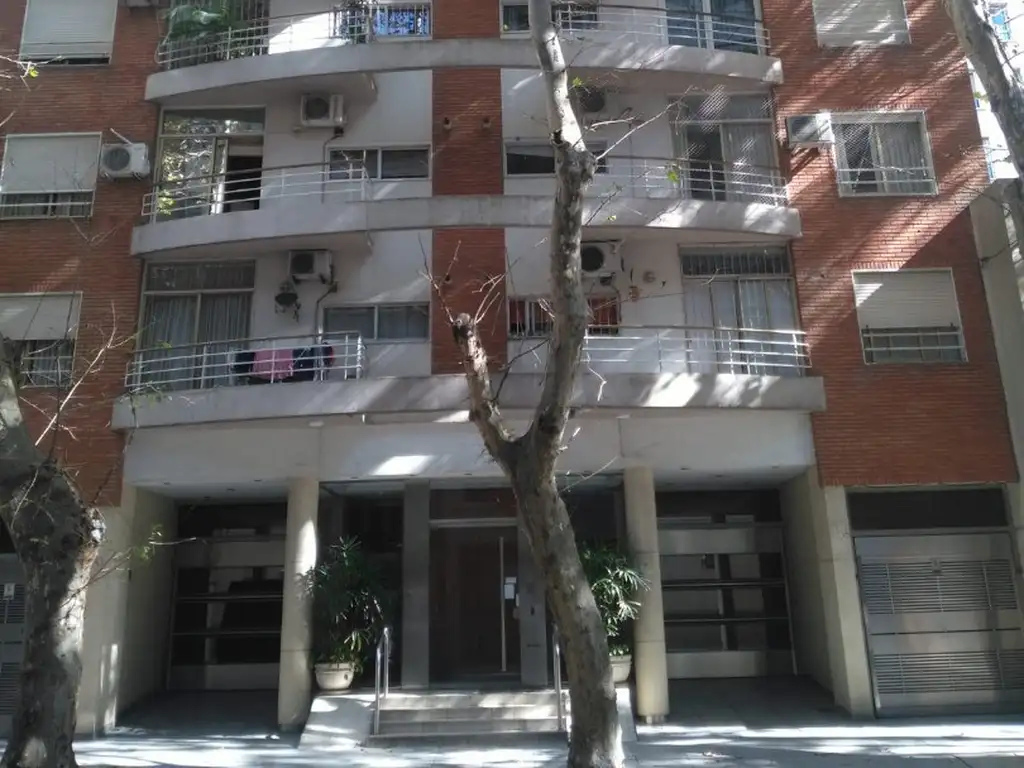 Cochera Fija en P.Baja, Semicubierta, en edificio Categoria