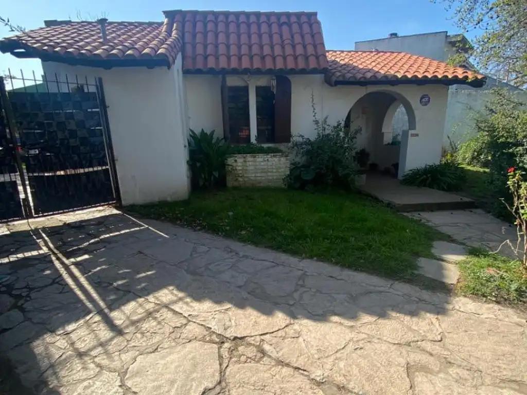 Casa 4 amb sobre amplio lote a 150mts  Av Constitución