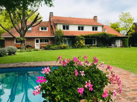 Hermosa casa con un jardín de cuentos en lote de 1800 m2