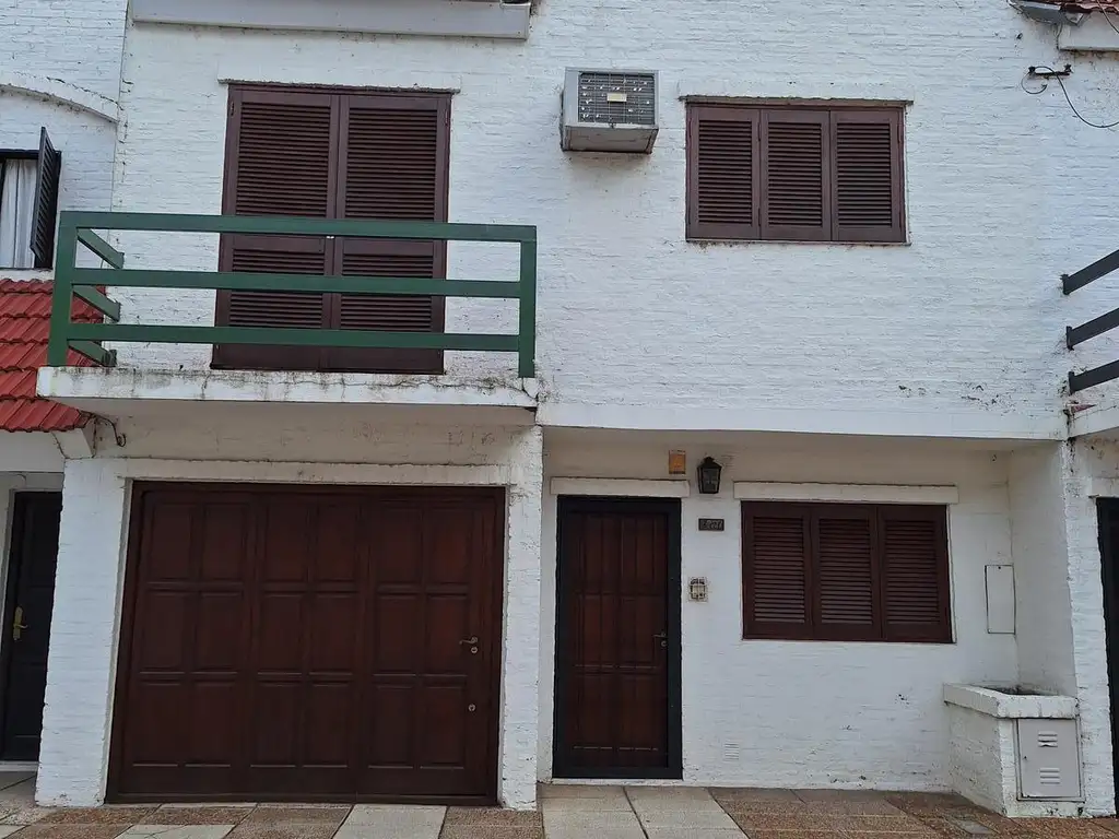 Se vende impecable Dúplex  3 dorm. en Barrio Sur