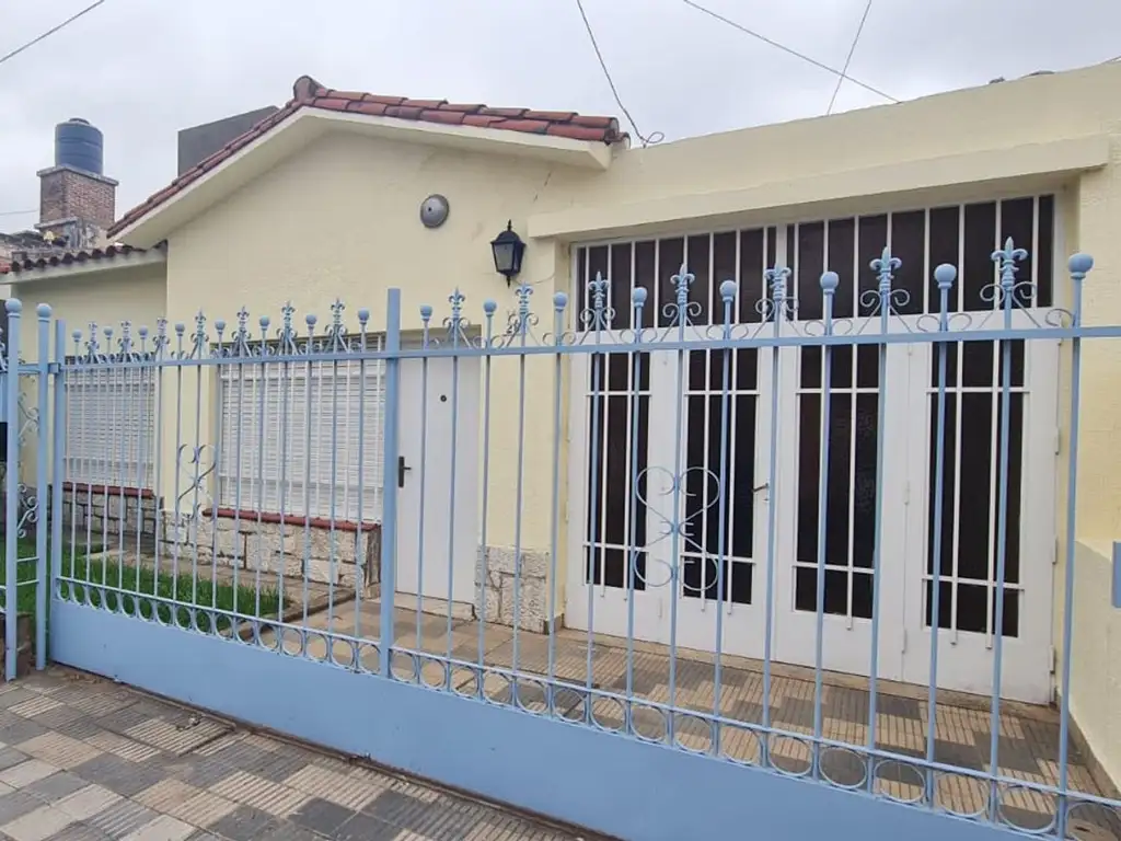 VENTA CASA DE 2 DORM. EN BARRIO CRISOL SUD