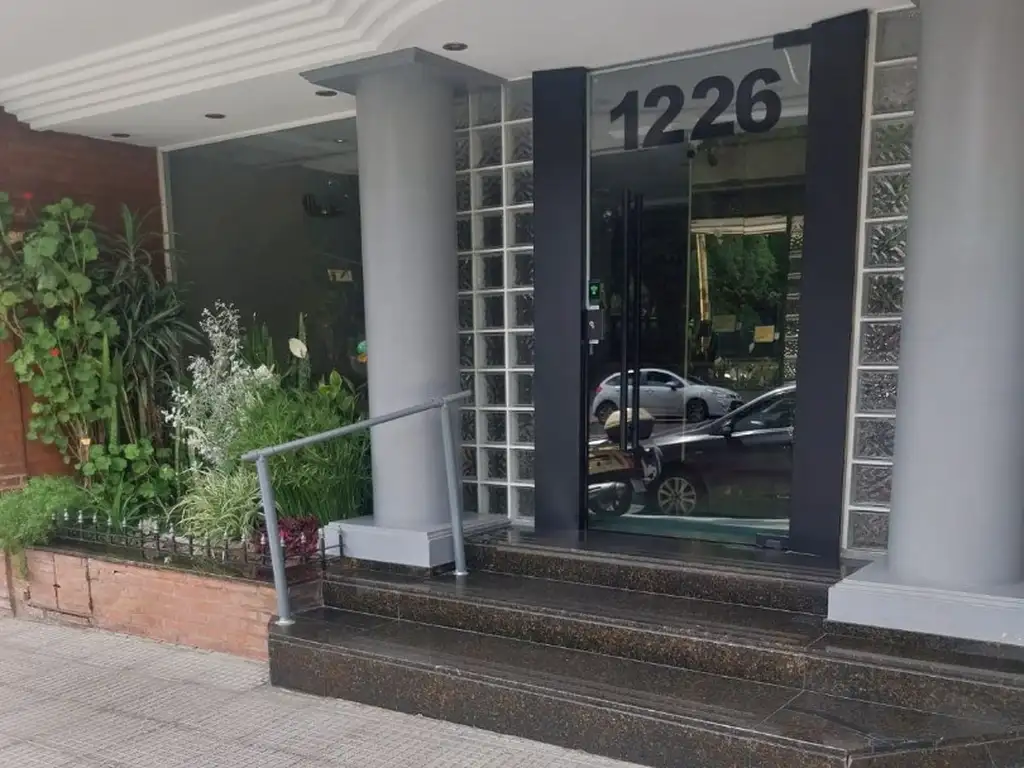 DEPARTAMENTO DE UN  AMBIENTE MUY AMPLIO CON BALCON FRENTE AL PARQUE CHACABUCO