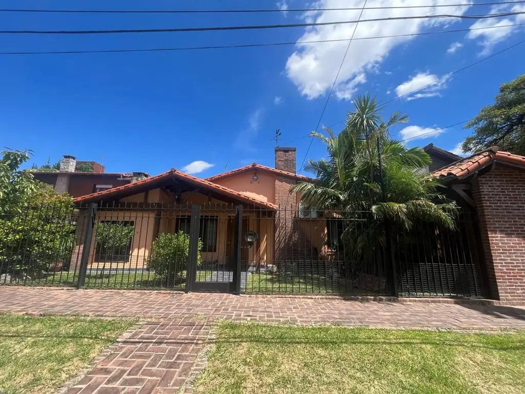 Castelar Norte chalet en venta 4 amb a 50 mts de Arias