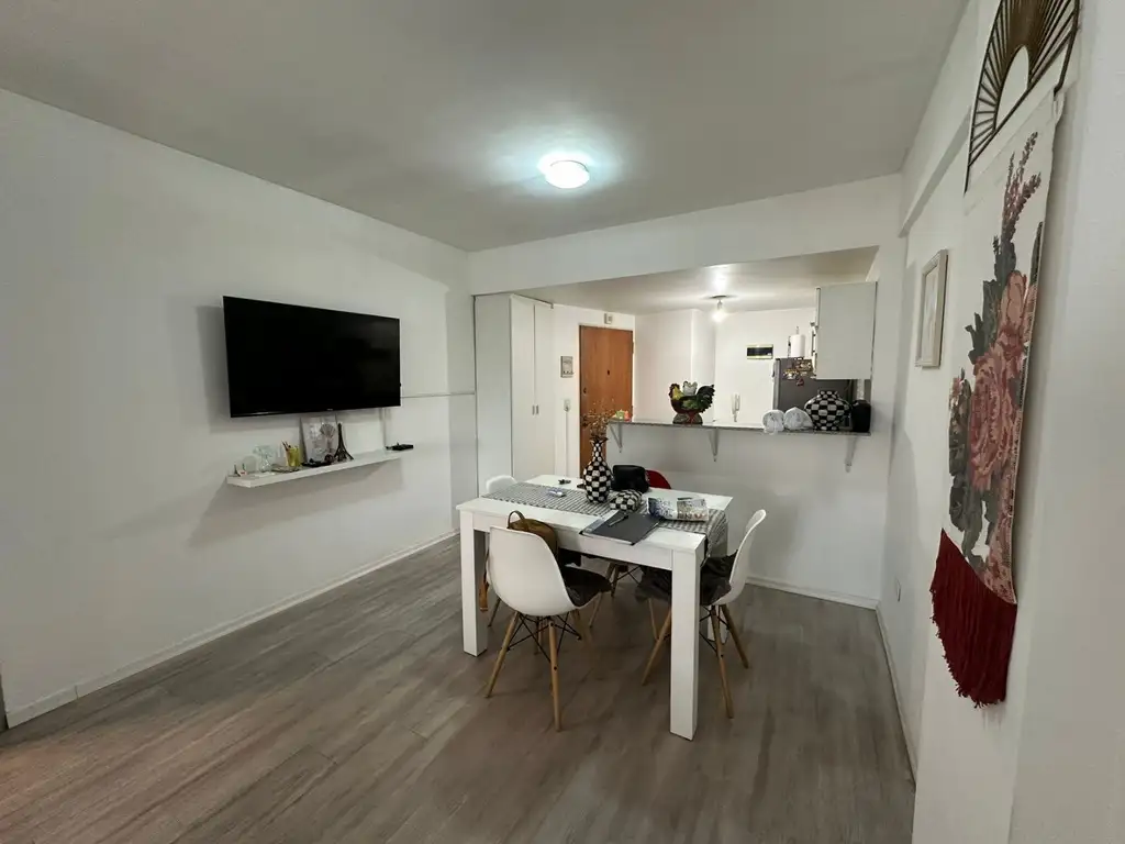 Monoambiente CON MUEBLES INCLUIDOS amplio con cocina integrada , balcon y lavadero independiente.