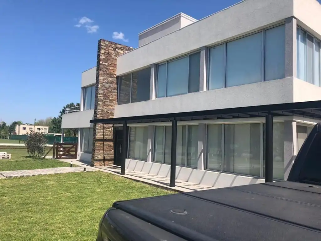 Espectacular Casa en Barrio Privado Haras del Sol