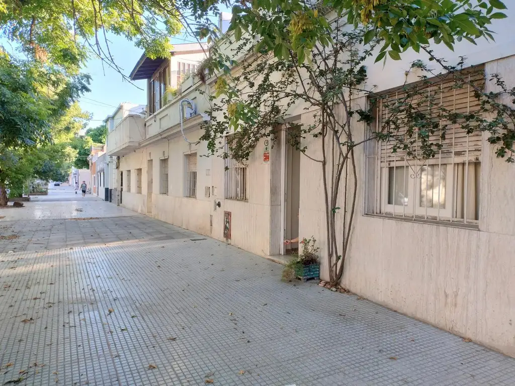 CASA CON PATIO Y TERRAZA - APTO EMPRENDIMIENTO