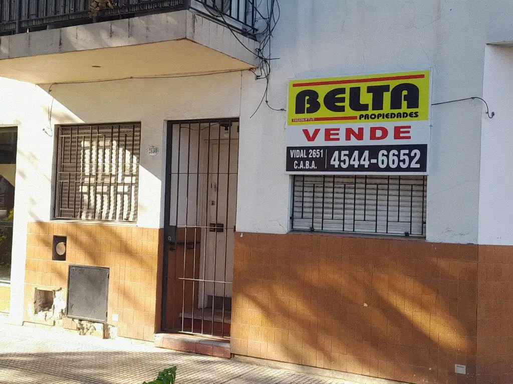 Departamento de 2 ambientes en planta baja al frente con entrada independiente