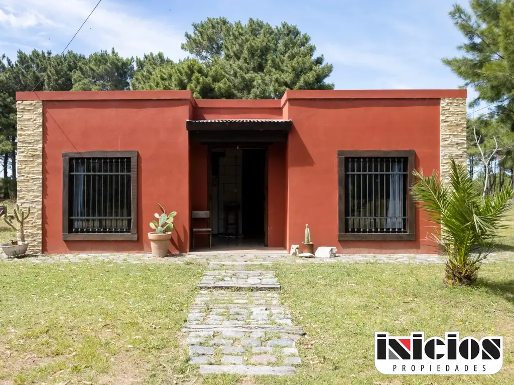 Casa sola en lote: Echeverría esq. El Ancla - Nueva Atlantis - C430