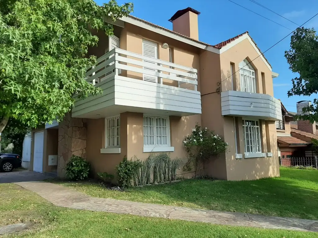 Chalet de 6 Ambientes en Venta - Barrio San Carlos