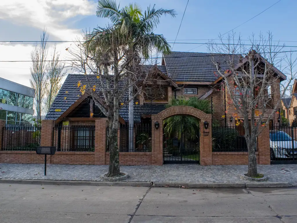 Casa Venta Barrio Alemán 4 dormitorios, jardín, parrilla garage