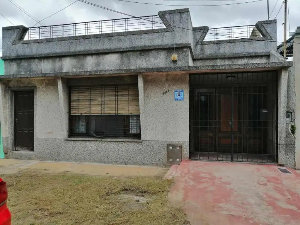 Venta de casa de 3 amb C/GGE en Villa Dominico APTA CREDITO