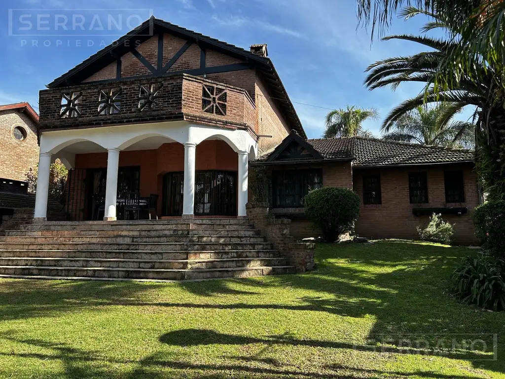 Casa en  Venta en Don Torcuato. Gran jardín con pileta. 4 dormitorios. Garage cubierto.