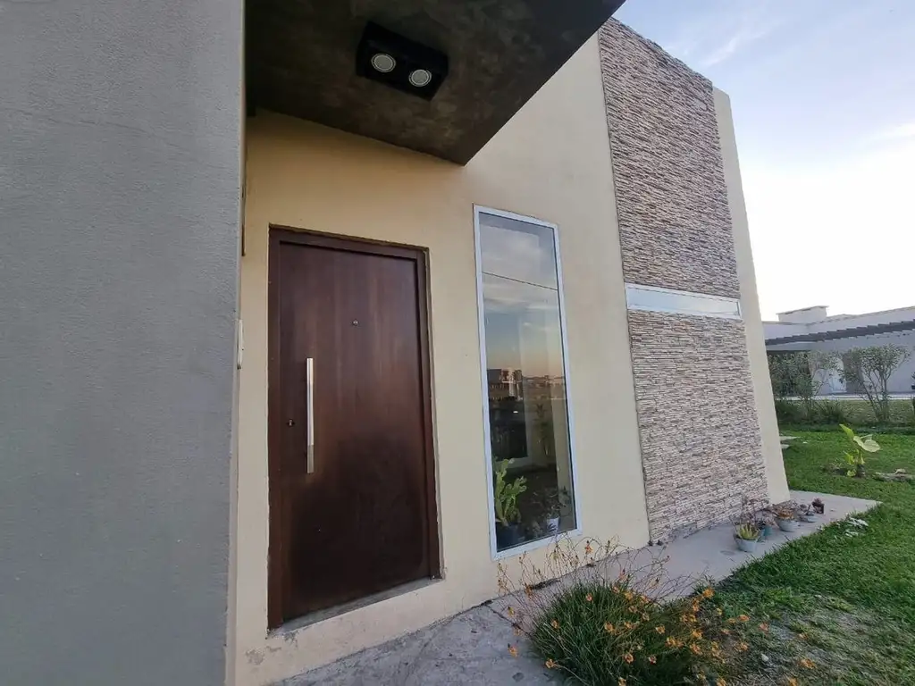 VENTA DE CASA COUNTRY CATALINAS RIACHUELO CTES.