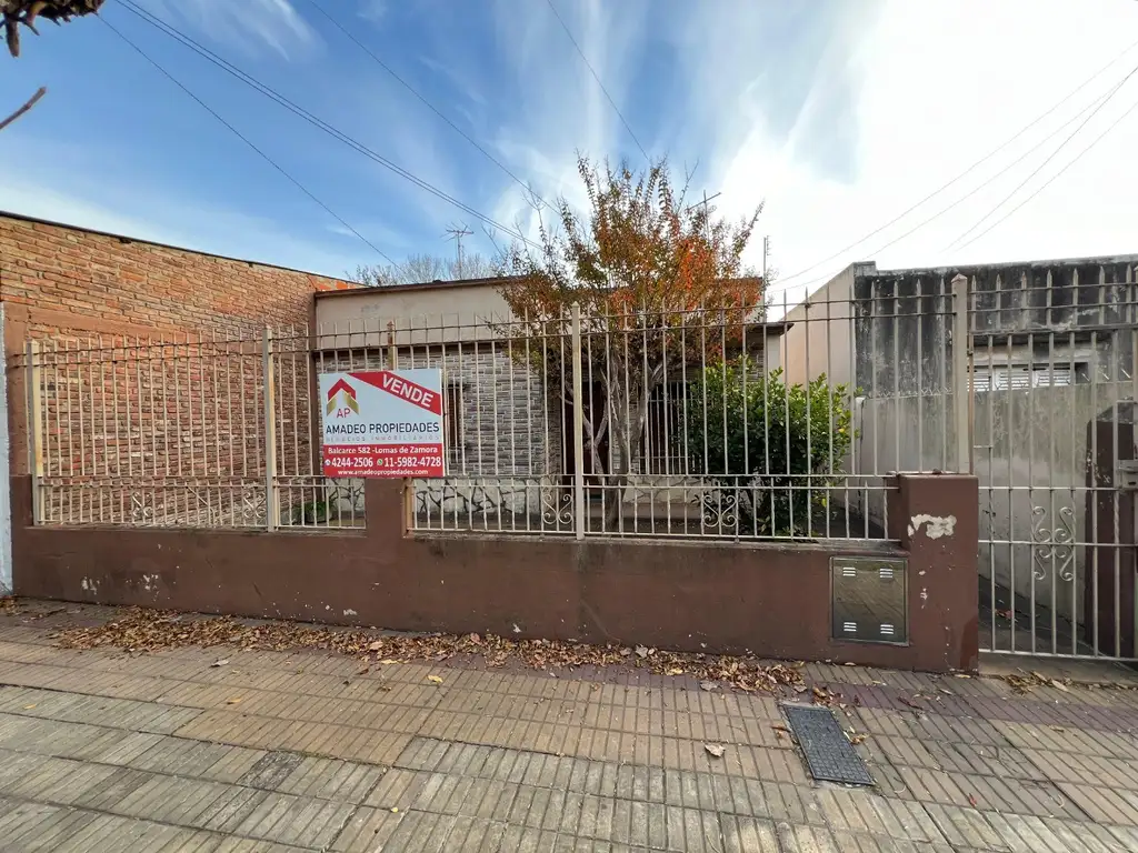 Casa 4 amb con gran parque, APTO CREDITO. Ubicada en Senillosa 171, Temperley