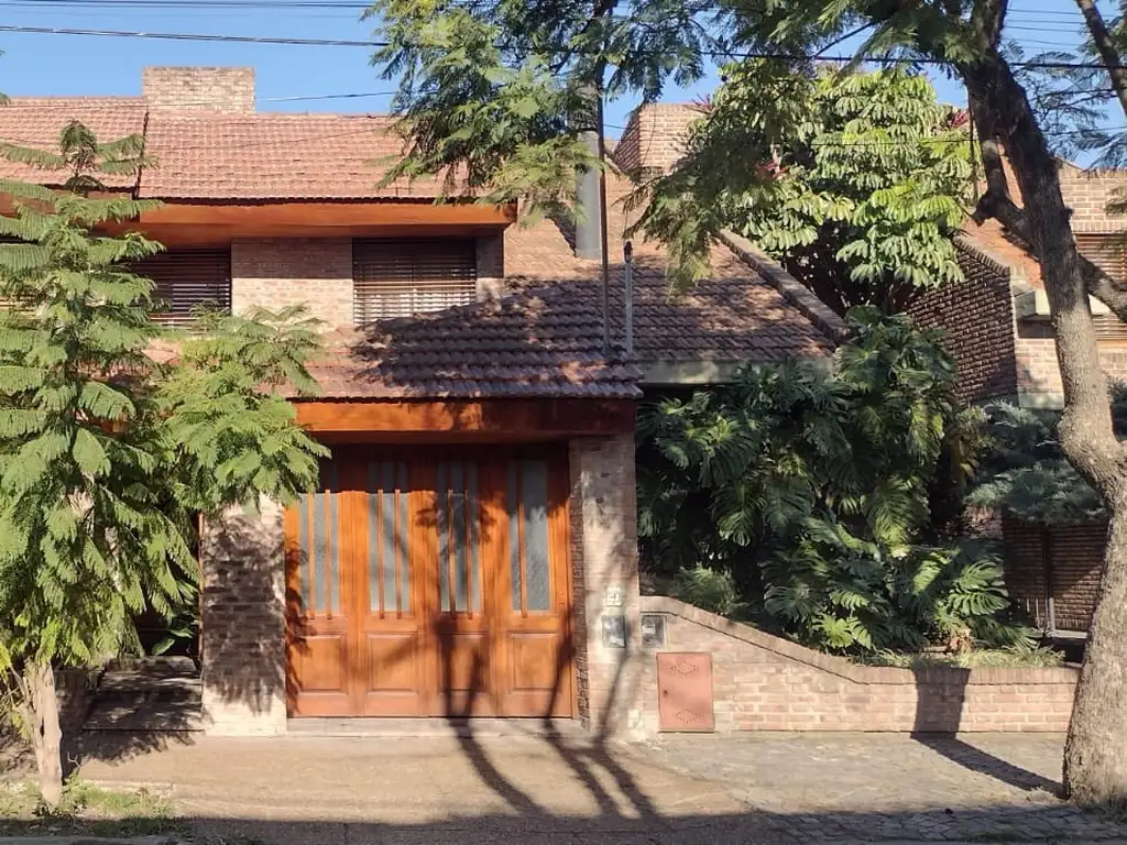 Excelente Casa en Venta Lujan Centro, sobre Calle 25 De Mayo al 1.200