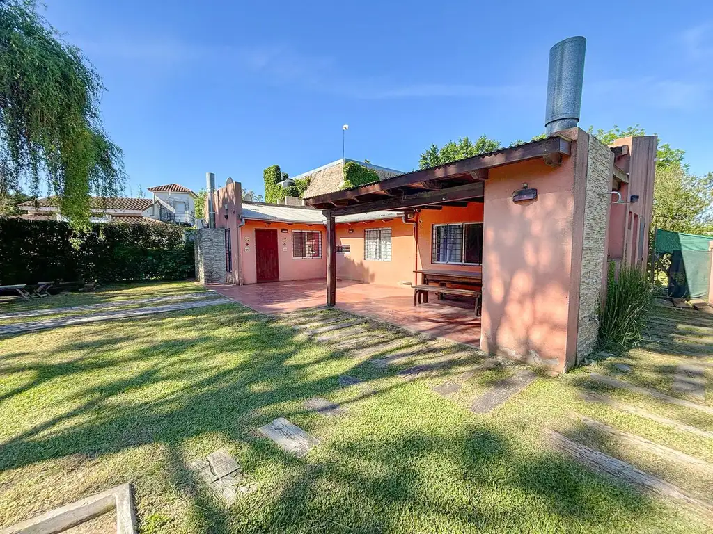 Casa en venta 2 dormitorios con pileta en Funes