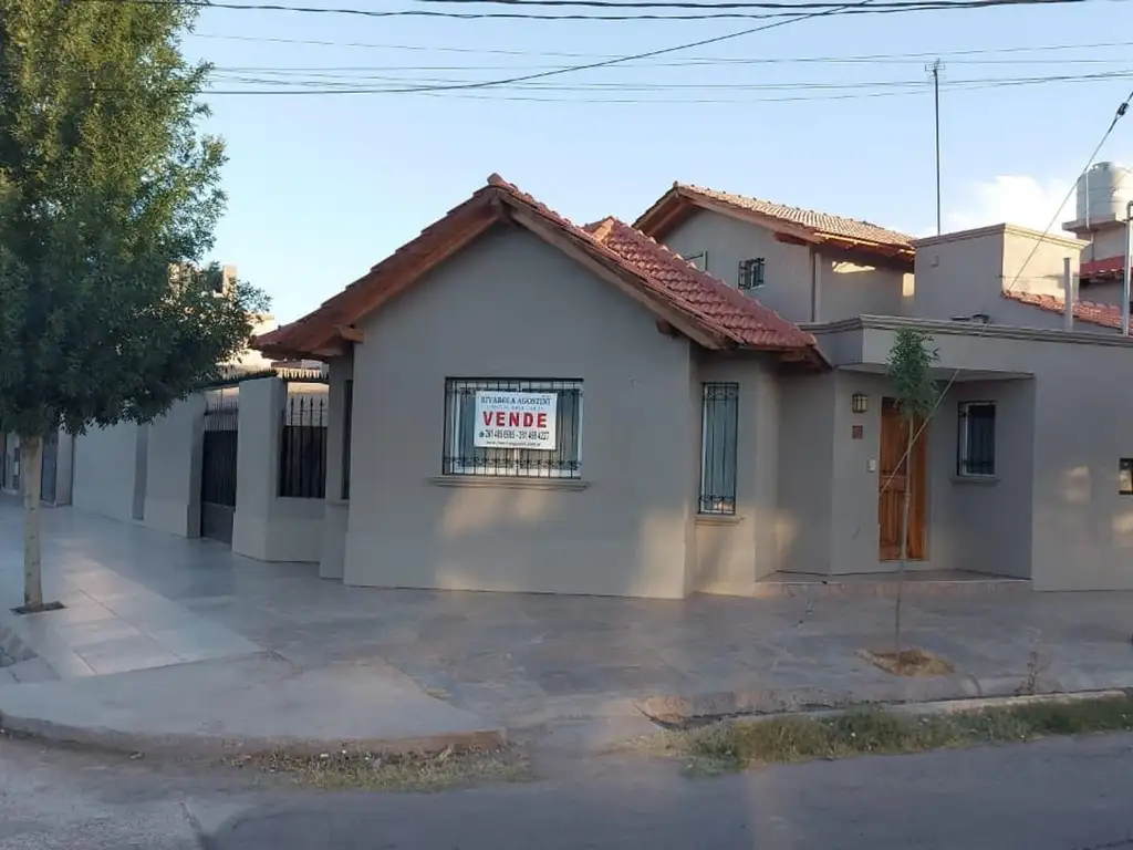 CASA SOBRE MARIANO MORENO DE LUJAN - PILETA