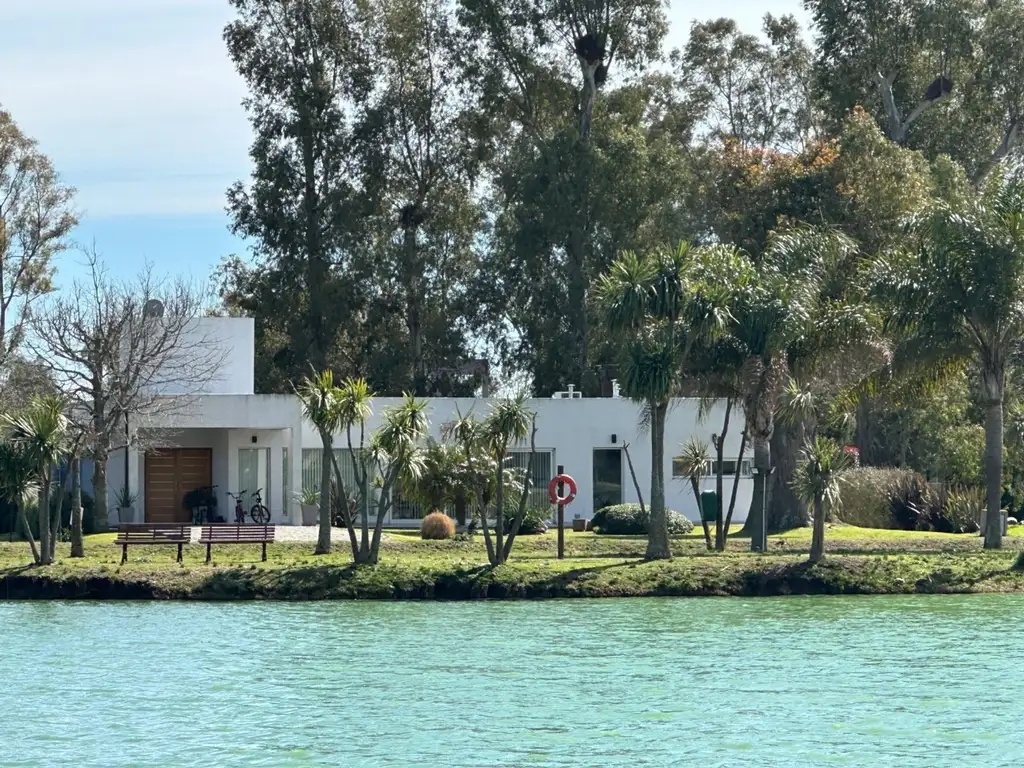 CASAS EN VENTA EN LA CANDIDA FRENTE A LA LAGUNA