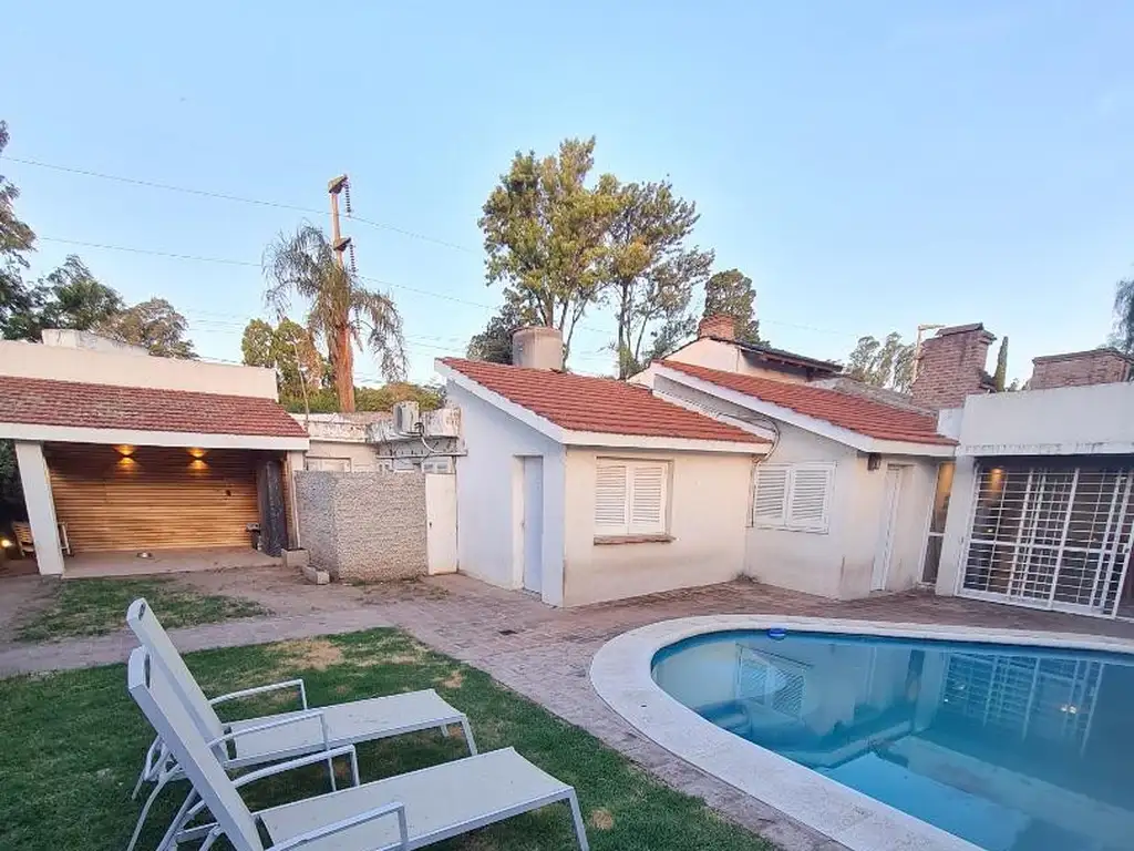 Casa en Alquiler 1 dorm c/Pileta Barrio Jardín Espinosa